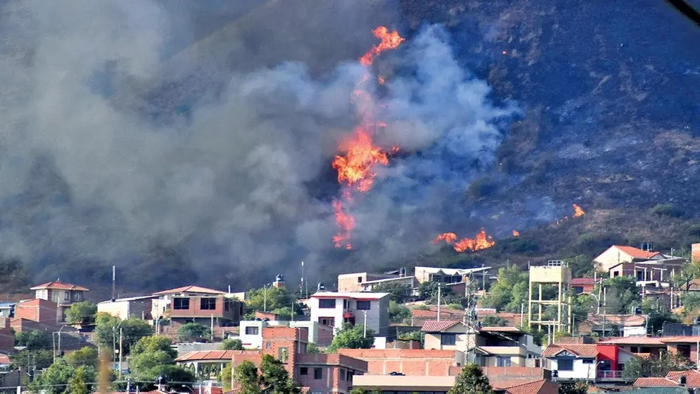 Humareda que desprende un incendio en el Parque Nacional Tunari./ DICO SOLÍS