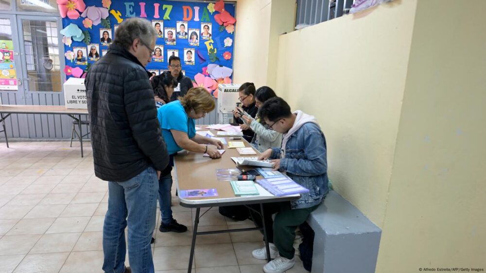 Electores esperan para ejercer su voto en las elecciones judiciales, Ciudad de México (01.06.2025)