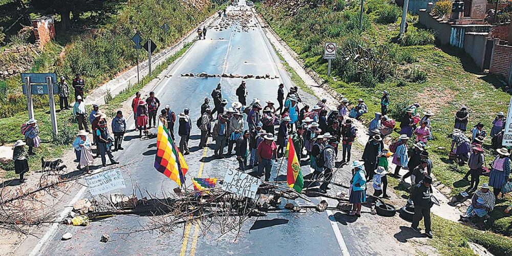Bloqueo de una vía en Cochabamba. Foto: ARCHIVO APG