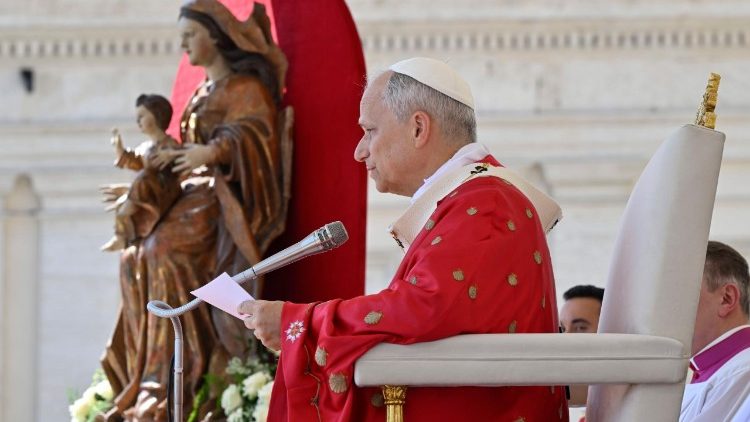 El Papa León XIV durante la Santa Misa de Pentecostés 2025 en la Plaza de San Pedro en el Vaticano.
