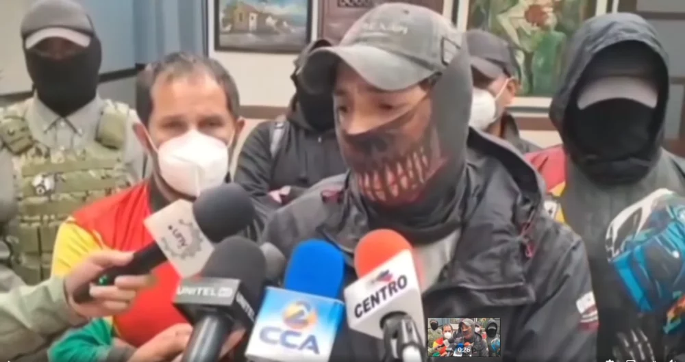 Miembros de la RJC brinda una conferencia de prensa.