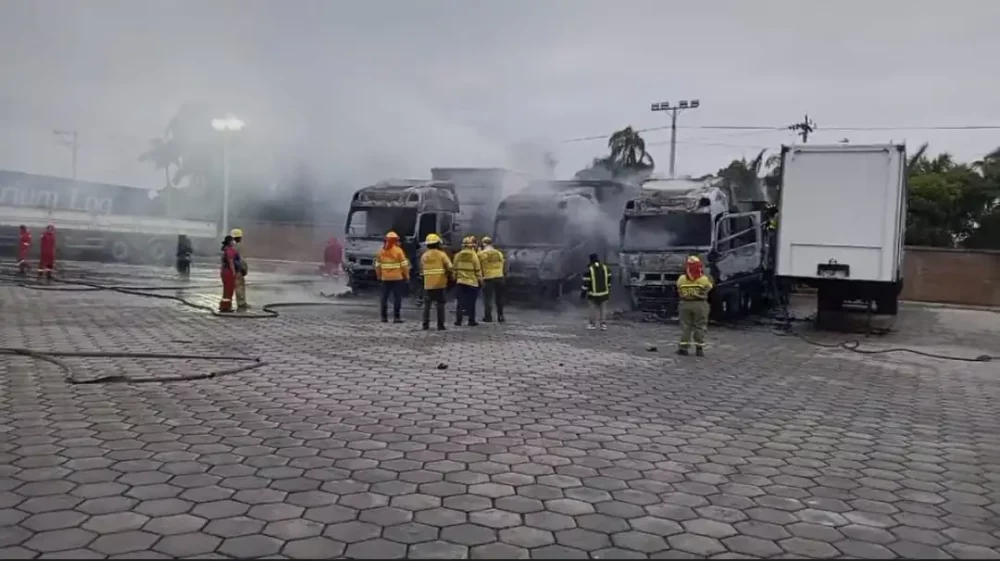 Tres camiones quedaron en cenizas tras un incendio en un garaje. FOTO: RRSS