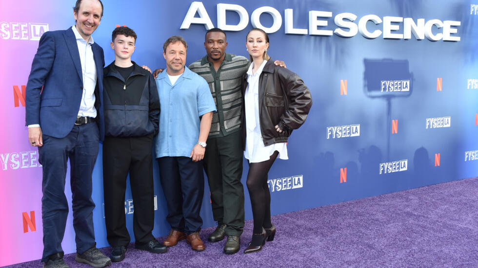 El cocreador de la serie "Adolescence" Jack Thorne, con el otro cocreador Stephen Graham (c) y con los actores Owen Cooper (2º izq.), Ashley Walters (2º drcha.) y Erin Doherty, en un evento en North Hollywood, California (EEUU), el 27 de mayo de 2025