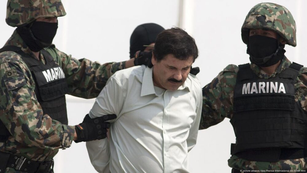 El Chapo contrabandeó grandes cantidades de cocaína y otras drogas a Estados Unidos por 25 años. En 2019, fue declarado culpable de múltiples cargos de conspiración y condenado a cadena perpetua en una prisión estadounidense