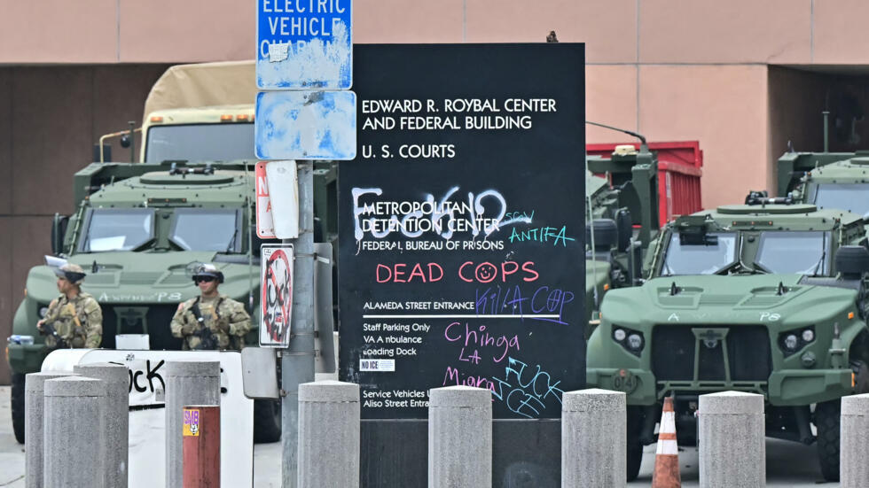 Miembros de la Guardia Nacional de California junto a vehículos militares frente al edificio federal Edward Roybal, tras una noche de protestas contras las redadas migratorias, el 9 de junio de 2025 en Los Ángeles