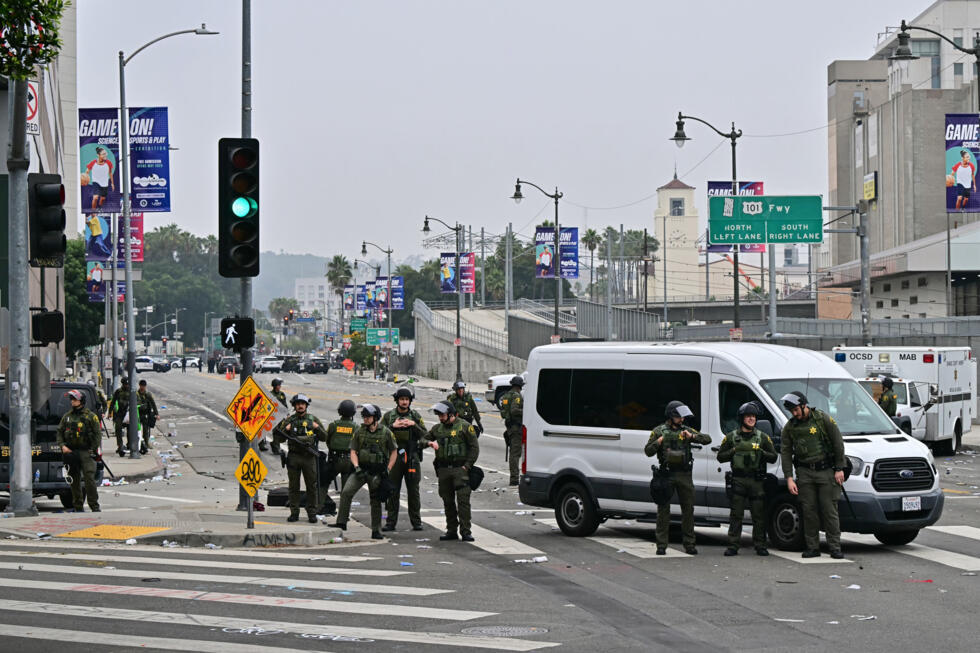 Miembros de la policía cerca de una barricada tras una noche de manifestaciones contra la política migratoria del presidente Donald Trump, el 9 de junio de 2025 en Los Ángeles, California