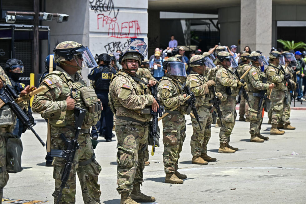 Miembros de la policía del Departamento de Seguridad Interior de Estados Unidos y de la Guardia Nacional en el exterior del centro metropolitano de detención, el 8 de junio de 2025 en Los Ángeles, California