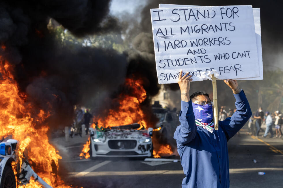 Un manifestante con una pancarta durante un enfrentamiento con la policía contra la política migratoria del presidente Donald Trump en Los Ángeles, California, el 8 de junio de 2025