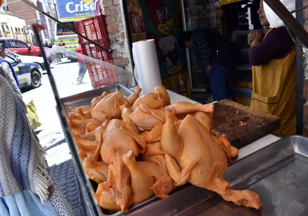 Pollo en un puesto de venta. Foto: ABI