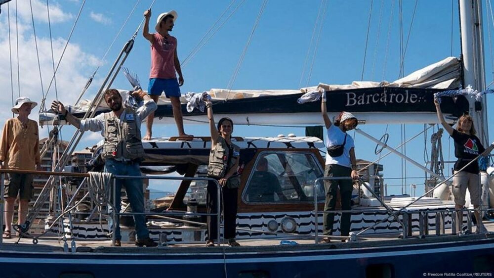 Greta Thunberg y la tripulación del barco de ayuda humanitaria Madleen saludan, cuando iban camino a Gaza.