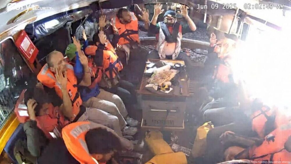 La activista Greta Thunberg y la tripulación en el barco Madleen.