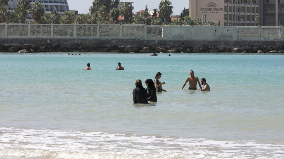 Unos bañistas pasan el día en la playa de Latakia, en el norte de Siria, el 4 de octubre de 2022