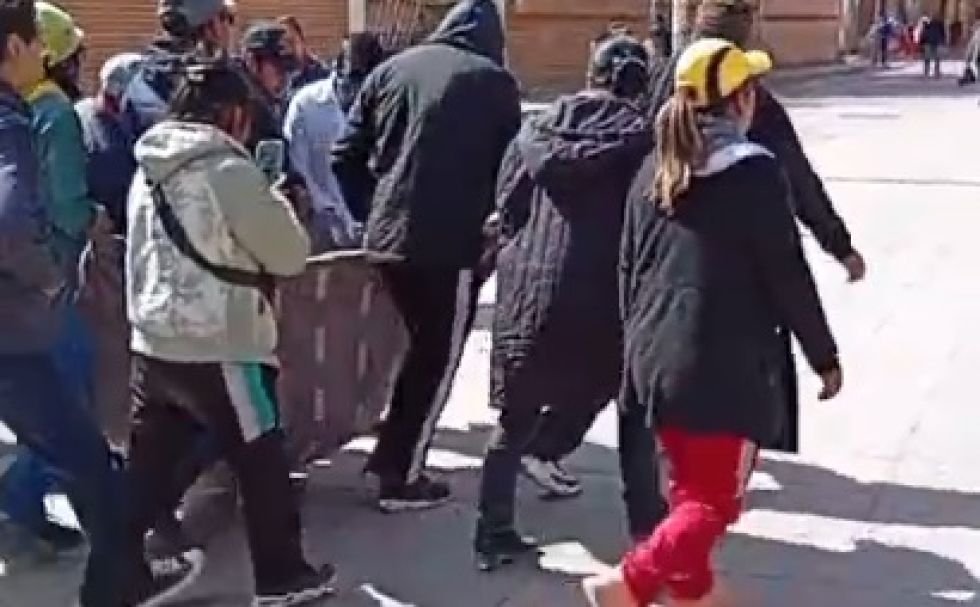 Evacúan a una persona herida en los enfrentamientos en Llallagua. 