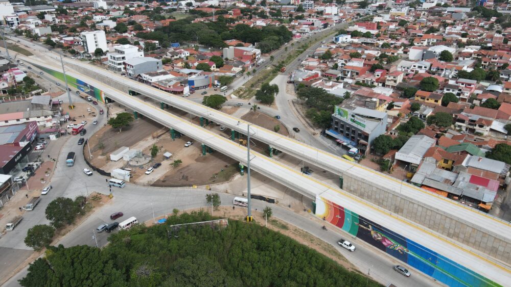 Viaducto del cuarto anillo y Virgen de Cotoca. Foto: Miguel Surubí