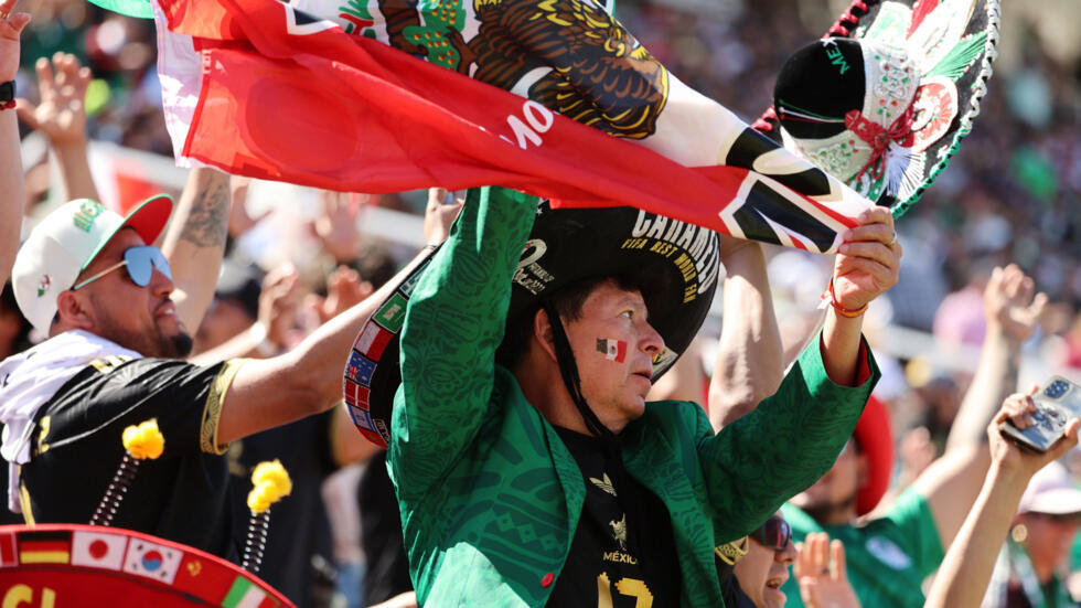Un aficionado mexicano apoya a su selección en el partido amistoso de fútbol ante Suiza jugado el 7 de junio de 2025 en Salt Lake City, Estados Unidos