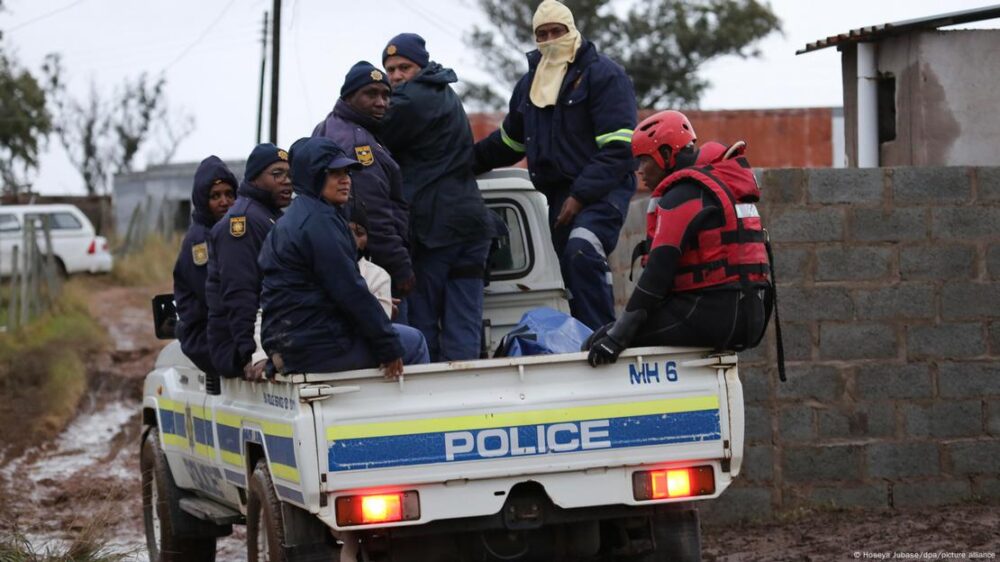 Inundaciones en Mthatha: un coche de la Policía transporta a miembros de un cuerpo de rescate.
