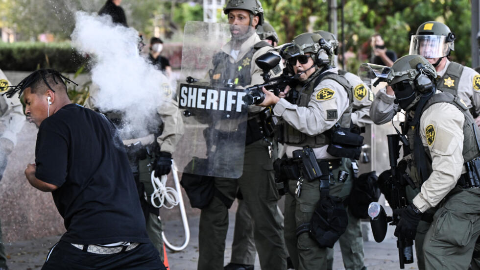 Agentes del Departamento del Sheriff del Condado de Los Ángeles disparan un arma no letal contra un hombre después de que este les arrojara un proyectil, el 11 de junio de 2025.