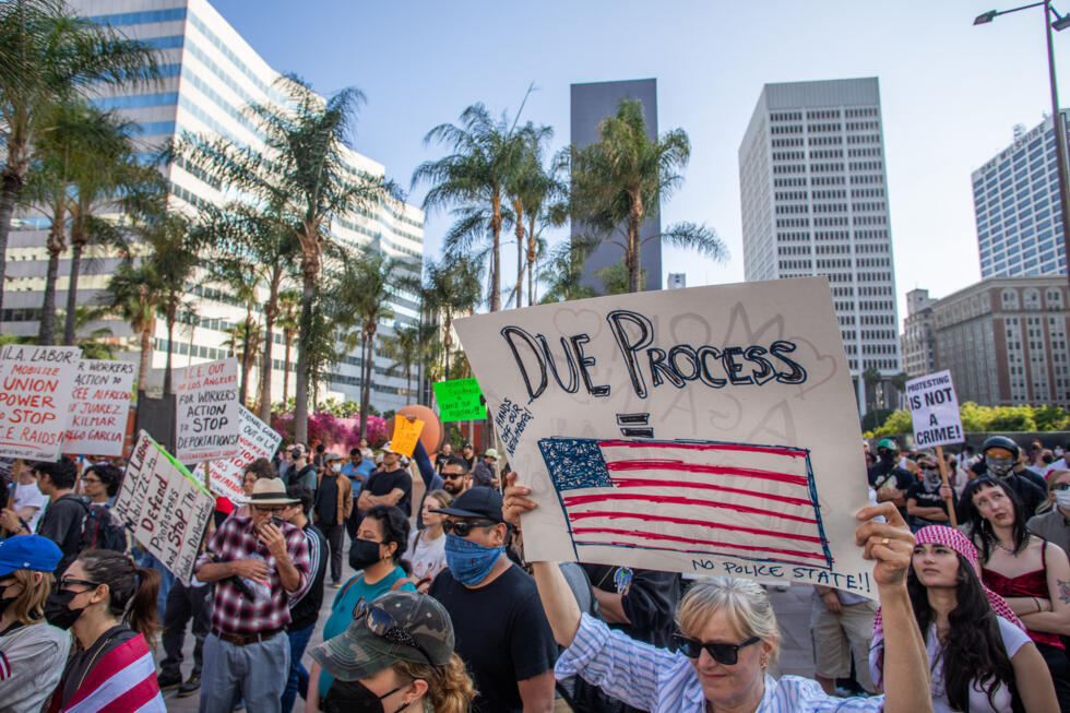 Más de 1.000 personas se congregaron en la segunda ciudad más grande de Estados Unidos en el sexto día de protestas, en su mayoría pacíficas, contra las redadas de inmigantes