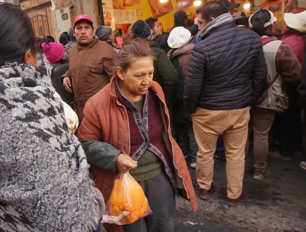 Familias hacen fila por adquirir un pollo en un frial de la Garita de Lina de La Paz. Foto: APG