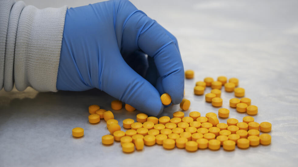 Un químico de la Agencia Antidrogas de Estados Unidos (DEA) revisa comprimidos potencialmente mezclados con fentanilo, en un laboratorio en Nueva York, el 8 de octubre de 2019