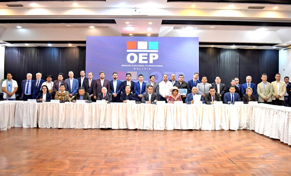 ENCUENTRO. Los participantes de la IV Cumbre realizada este jueves en Santa Cruz.