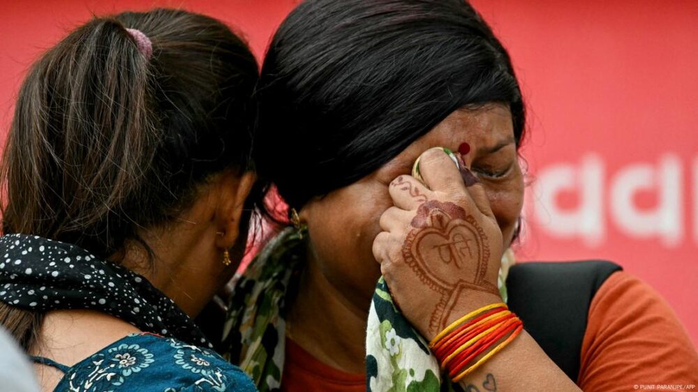 Dos mujeres indias lloran por la pérdida de sus seres queridos en el accidente aéreo del Boeing 787, el jueves 12 de junio de 2025.