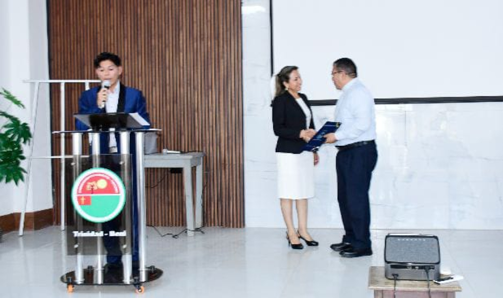 Cámara de Senadores rinde Homenaje Camaral a la directora del CEA San Vicente II