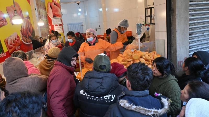 Los precios suben en los mercados y los vendedores lo atribuyen a los bloqueos; el suministro no llega con normalidad