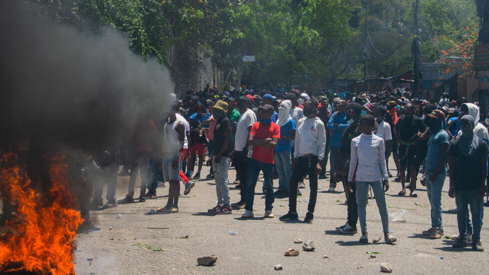 Unos manifestantes reclaman al gobierno haitiano más seguridad, el 2 de abril de 2025 en Puerto Príncipe