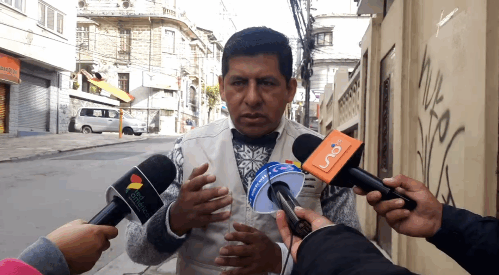 El vocal del TSE, Tahuichi Tahuichi, es entrevistado por la prensa.