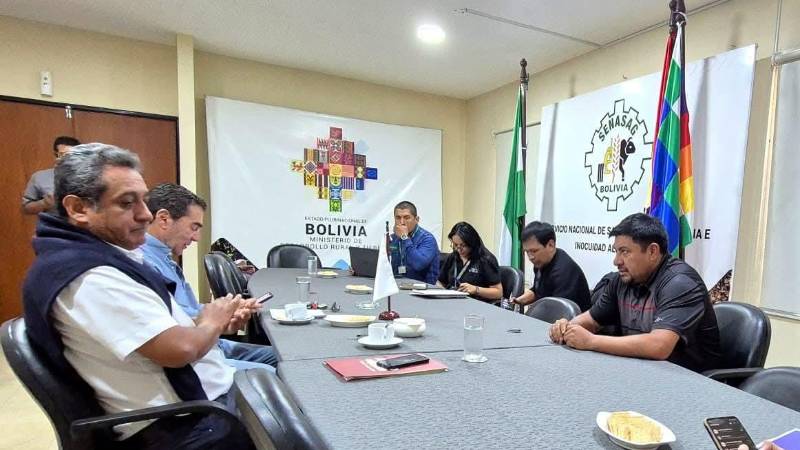 El ministro Flores (der.) se reunió en días pasados con ejecutivos de Anapo (izq.)