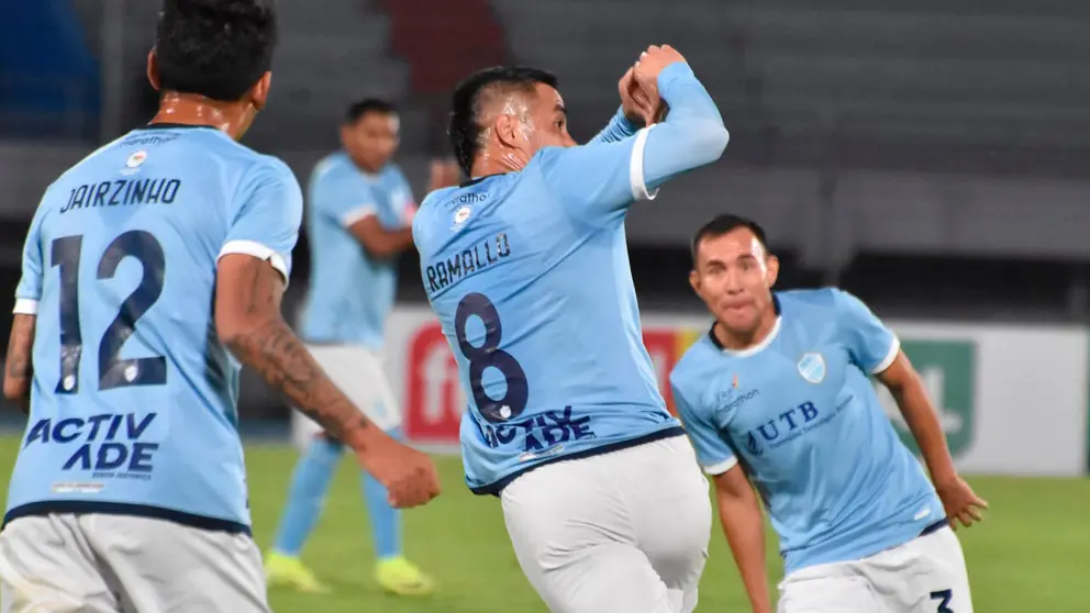 Jugadores de Aurora celebran uno de los goles. DICO SOLÍS