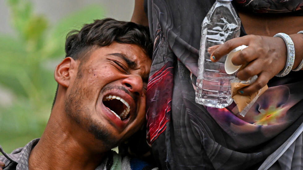 Kalpesh Patni llora la muerte de su hermano Akash Patni, de 14 años, en Ahmedabad, el 13 de junio de 2025