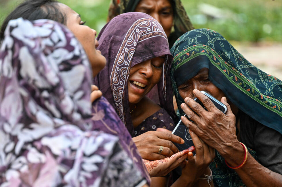Familiares lloran la muerte de Akash Patni, de 14 años, el 13 de junio de 2025 en Ahmedabad