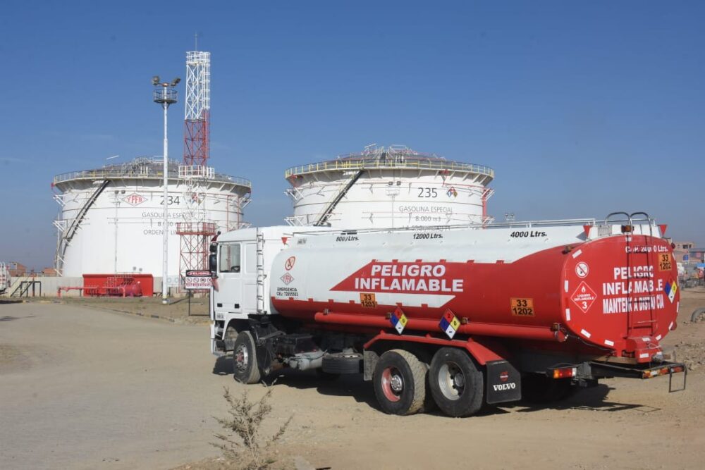 YPFB planifica ingreso de 77 millones de litros de combustibles esta semana para regularizar el abastecimiento