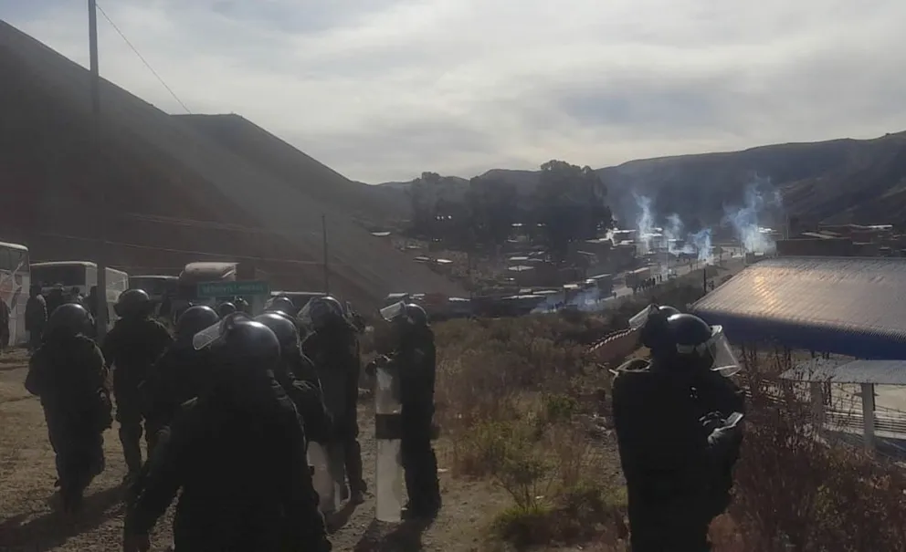 Policías durante las violentos hechos de Lallagua, esta semana. Foto: APG