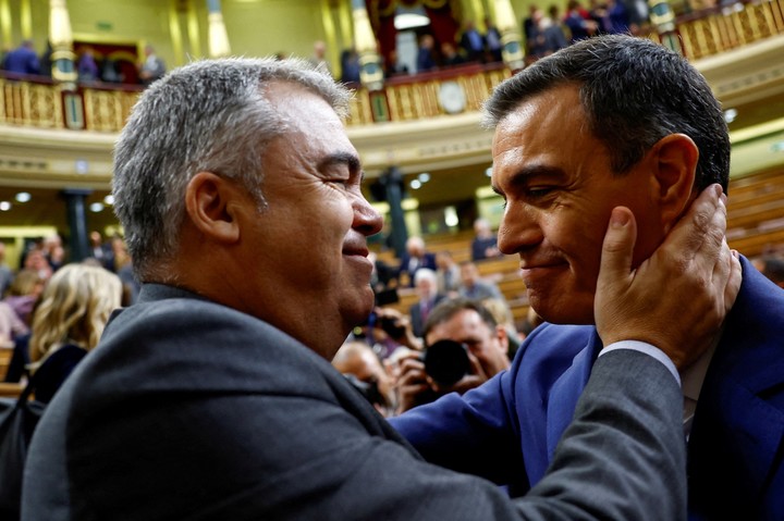 Pedro Sánchez y Santos Cerdán, en 2023. Foto Reuters