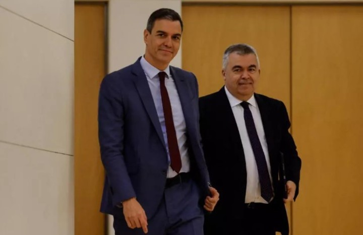 Pedro Sánchez y Santos Cerdán, desplazado del PSOE.