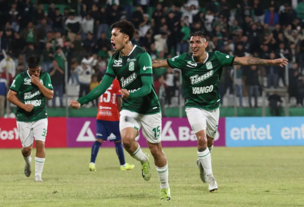 Franz Gonzales (centro) inicia la celebración del primer gol de Oriente. El argentino Ricardo Centurión se suma al festejo. Foto: APG