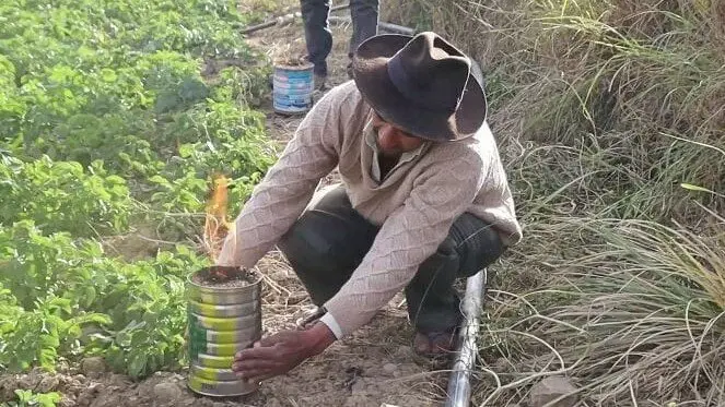 Un productor muestra el uso de la estufa con aserrín, en Chiñata, Sacaba. GOBERNACIÓN