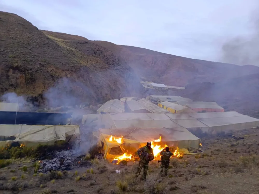 Quema de viveros en Lagunillas, a unos 25 kilómetros de Llallagua, en el Norte de Potosí. Foto: APG