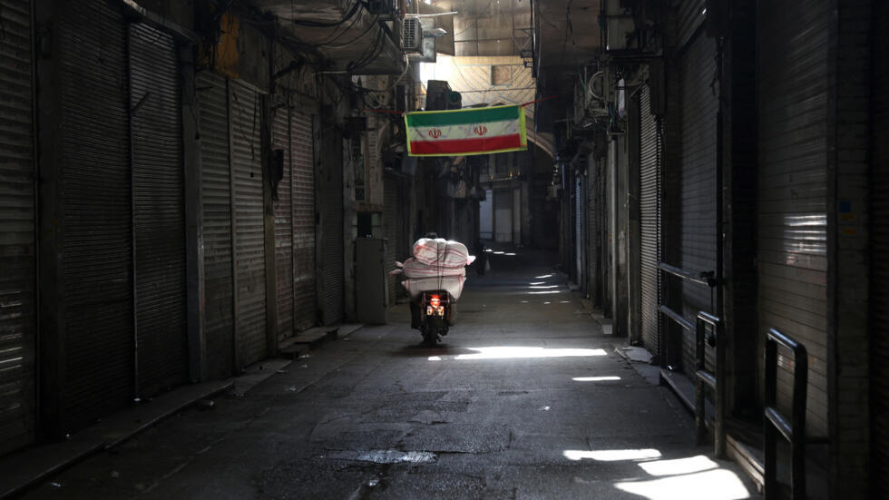 Tiendas cerradas en el Bazar de Teherán tras los ataques israelíes contra Irán, en el centro de Teherán, Irán, 16 de junio de 2025.