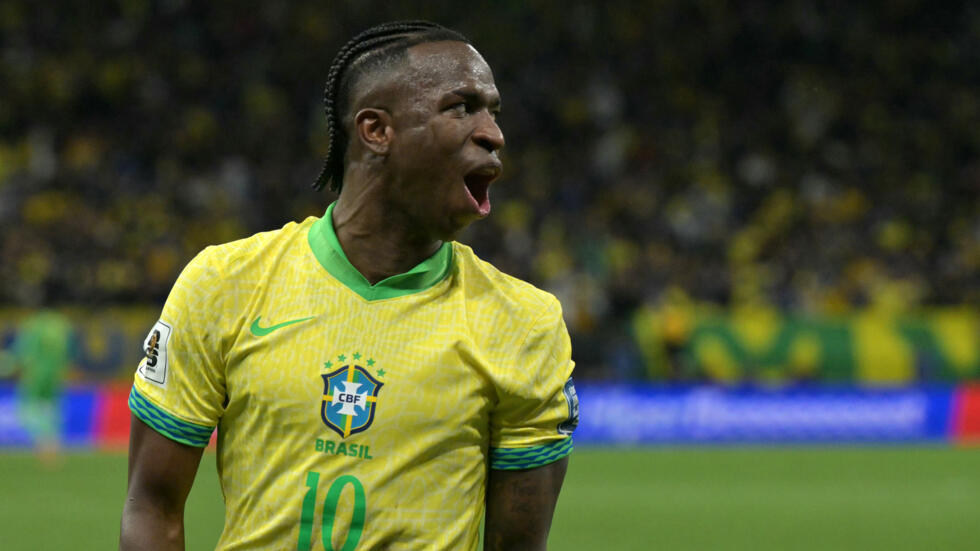 El delantero brasileño Vinicius Jr celebra un gol marcado a Paraguay en un partido clasificatorio para el Mundial de fútbol de 2026, en Sao Paulo, el 10 de junio de 2025