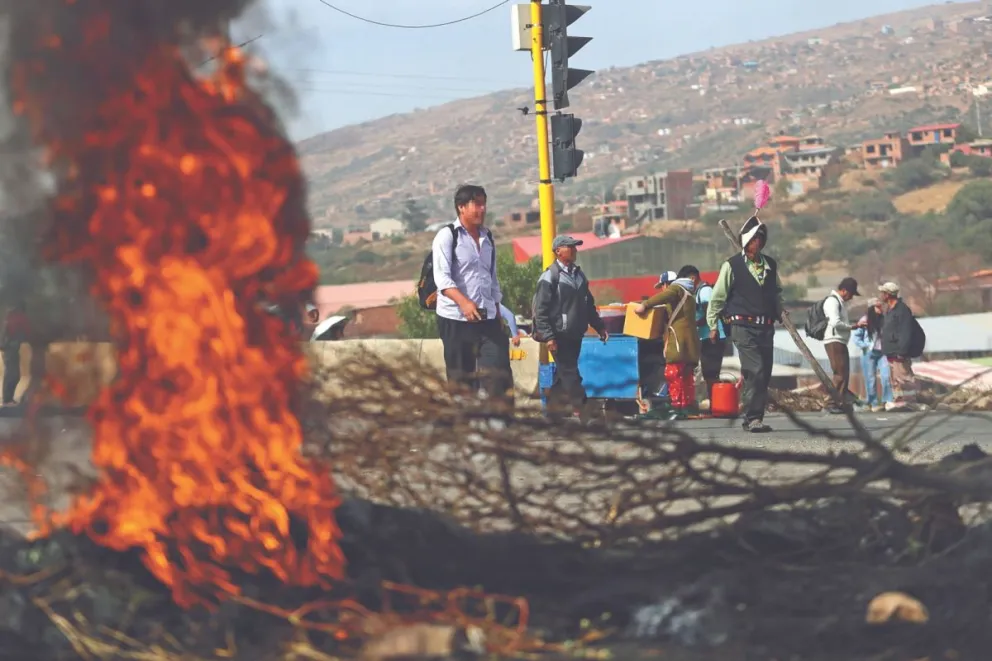 Punto de bloqueo en el que participaban ayllus del Norte de Potosí. Foto: EFE