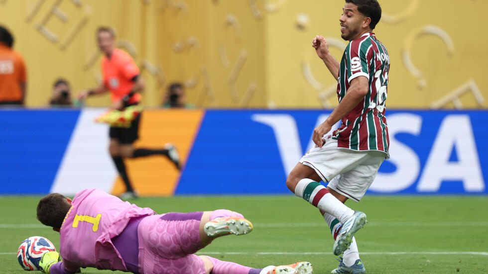 El portero del Borussia Dortmund de Alemania, el suizo Gregor Kobel, controla una opción de gol del Fluminense de Brasil en el partido del Mundial de Clubes de Estados Unidos disputado el 17 de junio de 2025 en East Rutherford, Nueva Jersey