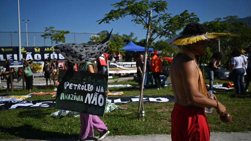 Una manifestación de activistas medioambientales e indígenas contra la subasta de adjudicación de exploración de bloques petreoleros cercanos a la Amazonía, celebrada en Río de Janeiro, el 17 de junio de 2025
