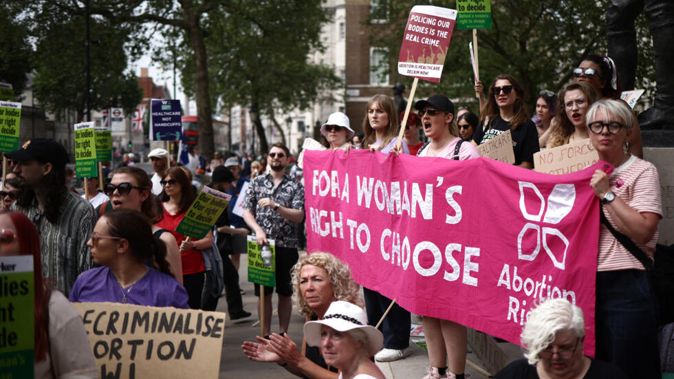 Una marcha a favor de la descriminalización del aborto convocada en Londres el 17 de junio de 2023