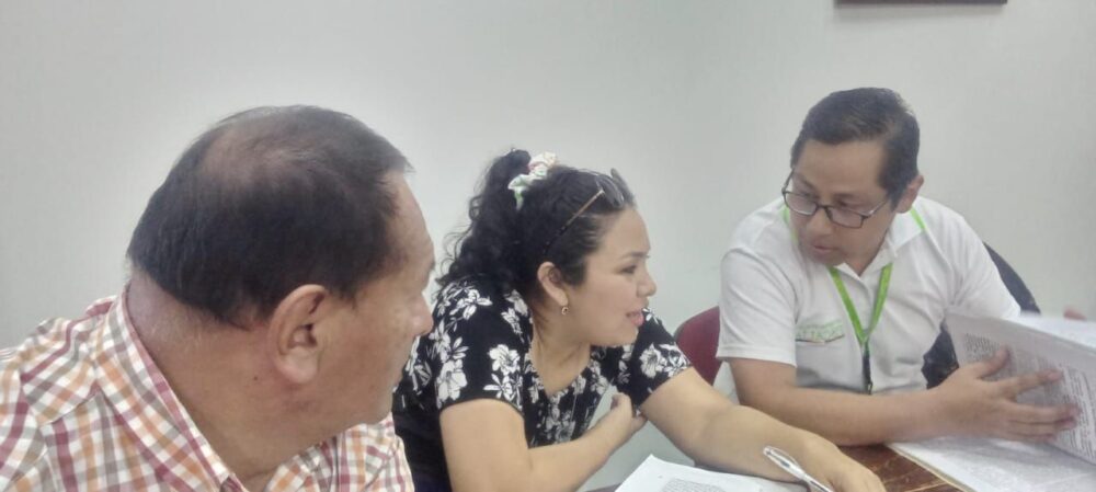 Percy Suáres, la abogada Raquel Guerrero y el fiscal del caso en el juicio/Foto: Percy Suárez