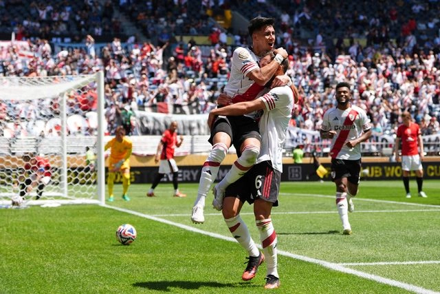 Futbolistas de River Plate festejan una anotación durante el encuentro. Foto 