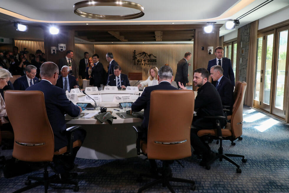 El secretario del Tesoro de Estados Unidos, Scott Bessent, la presidenta de la Comisión Europea, Ursula von der Leyen, el presidente del Consejo Europeo, Antonio Costa, el primer ministro japonés, Shigeru, la primera ministra italiana, Giorgia Meloni, el primer ministro canadiense, Mark Carney, el presidente de Ucrania, Volodymyr Zelenskiy, el primer ministro británico, Keir Starmer, y el canciller alemán, Friedrich Merz, asisten al desayuno de trabajo V del G7, Ucrania y la OTAN, durante la Cumbre de Líderes del G7 en Kananaskis, en Alberta, Canadá, el 17 de junio de 2025.